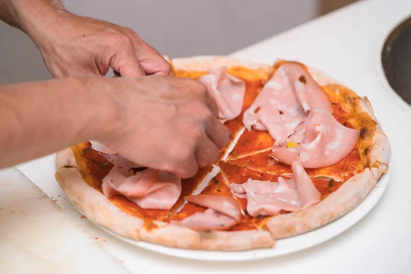 Chef making pizza at kitchen — Stock Photo, Image