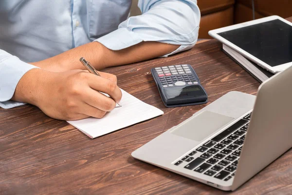 Escrivaninha com tablet, computador — Fotografia de Stock