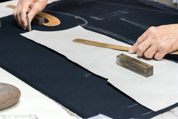 Tailoring, patterning by hand — Stock Photo, Image