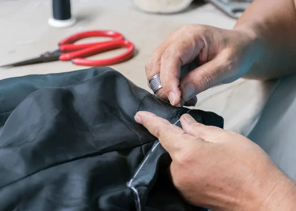 Tailoring, patterning by hand — Stock Photo, Image