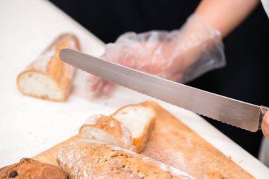 Şef th mutfakta ekmek dilimleme