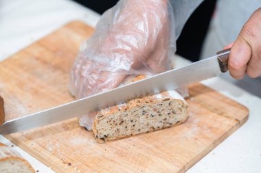Şef th mutfakta ekmek dilimleme