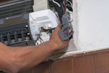 Tek elektrikçi adam temiz, düzeltmek ve klima bakımını yapmak 