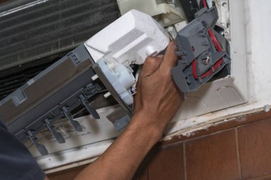Tek elektrikçi adam temiz, düzeltmek ve klima bakımını yapmak 