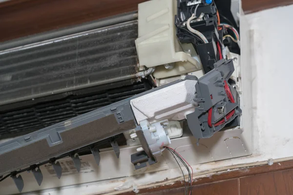 Single Elektriker Mann sauber, reparieren und warten Klimaanlage — Stockfoto