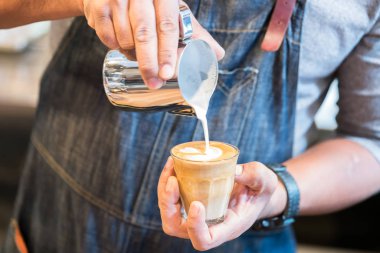 Latte sanatından yapılmış, kalp şeklinde.