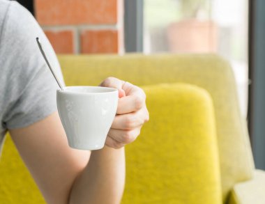 kadın ve bir kahve kupa