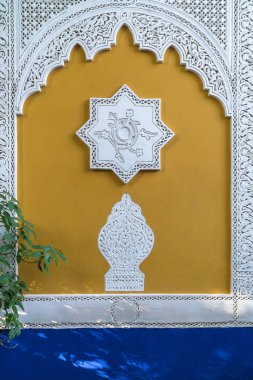 Sarı ve mavi renkte le Jardi ile İslam tarzında dekore edilmiş duvar