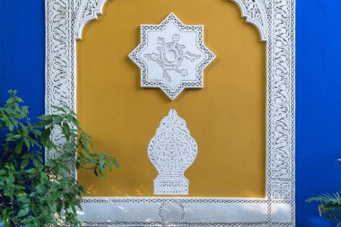 Sarı ve mavi renkte le Jardi ile İslam tarzında dekore edilmiş duvar