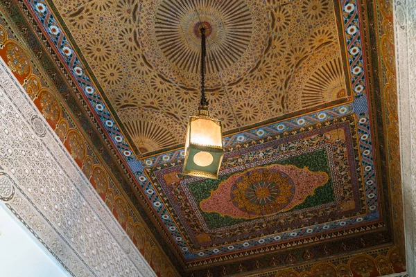 A malovaný dřevěný strop z paláce Bahia v Marrákeši — Stock fotografie