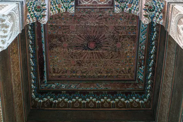 A geschilderd houten plafond van het Bahia-paleis in Marrakesh — Stockfoto