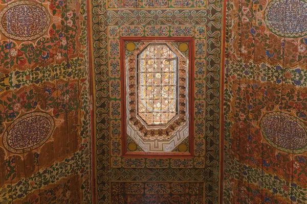 Colorful oriental Ceiling fragment inside the Bahia palace — Stock Photo, Image