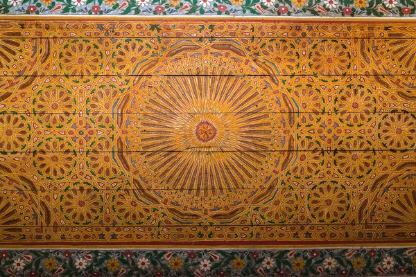 Colorido fragmento de techo oriental dentro del palacio de Bahía —  Fotos de Stock