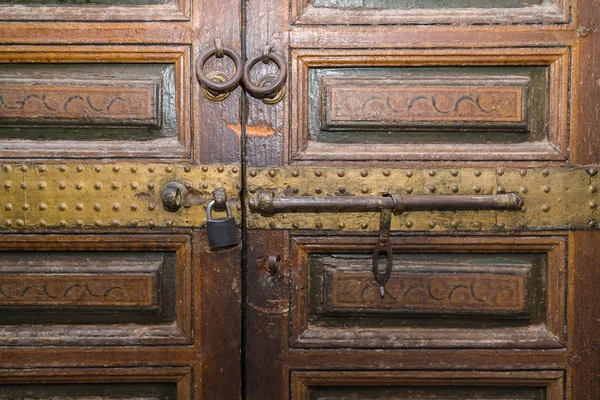 Puertas de madera en el Palacio de la Bahía - Marrakech - Marruecos — Foto de Stock