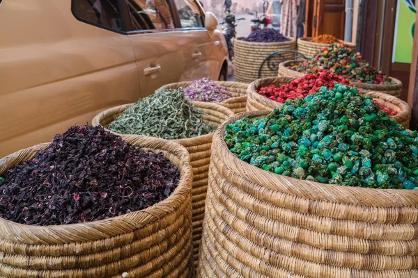 Especias y hierbas en la calle stal en el mercado tradicional de Marruecos . — Foto de Stock