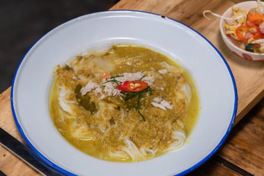 Pirinç Noodle yengeç köri soslu sebzeli, ünlü Tay f