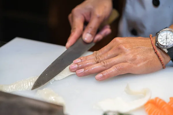 Chef faisant sashimi dans la cuisine — Photo
