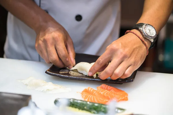 Chef faisant des sushis dans la cuisine — Photo