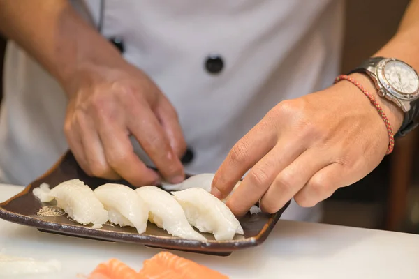 Chef faisant des sushis dans la cuisine — Photo