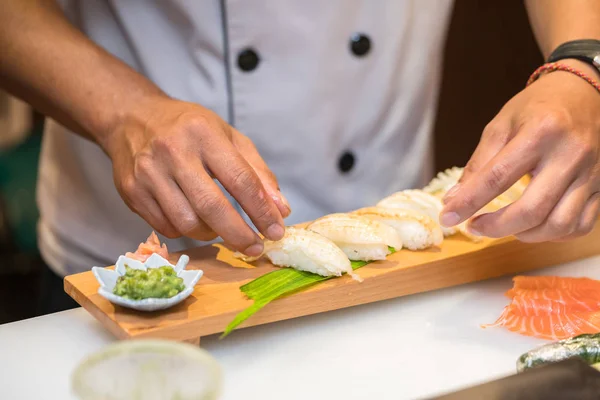 Chef préparant des sushis dans la cuisine du restaurant — Photo