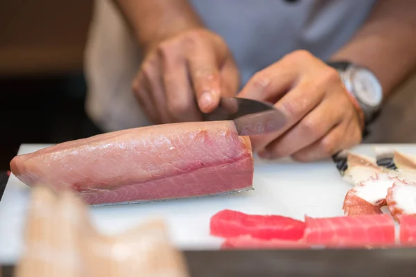 Chef préparant des sushis dans la cuisine du restaurant — Photo