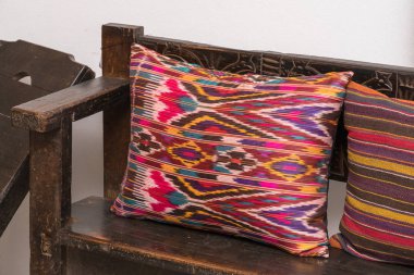 Vintage Arap renkli sandalye