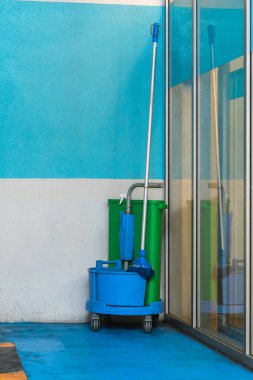 Köşedeki sepeti ile Temizleme Ekipmanı