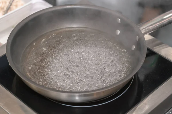 Kochendes Wasser in einem Topf — Stockfoto