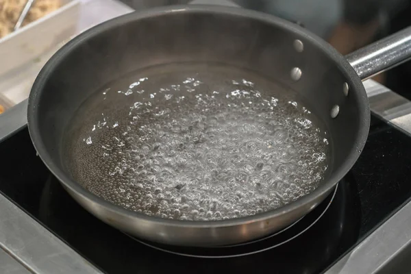 Kochendes Wasser in einem Topf — Stockfoto