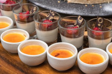 Tatlılar ile vitrin. Kek, hamur işleri, kurabiye.