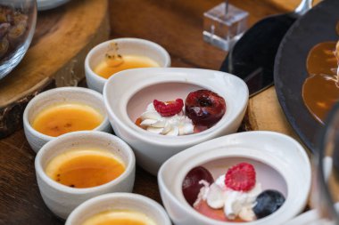 Tatlılar ile vitrin. Kek, hamur işleri, kurabiye.