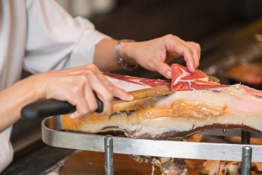 Şef dilim serrano jambonu. Jamon serrano. tipik İspanyol narin