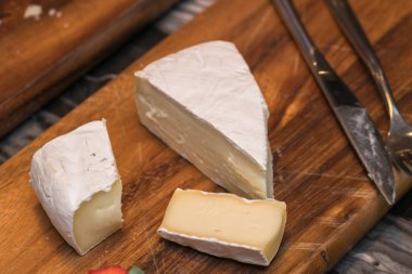 Tahtadaki peynirlerin çeşitliliği.