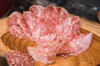  Soğuk et ürünleri, ahşap kesme tahtası üzerinde işlenen.