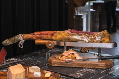 Bütün serrano jambonu bacak üzerinde ahşap