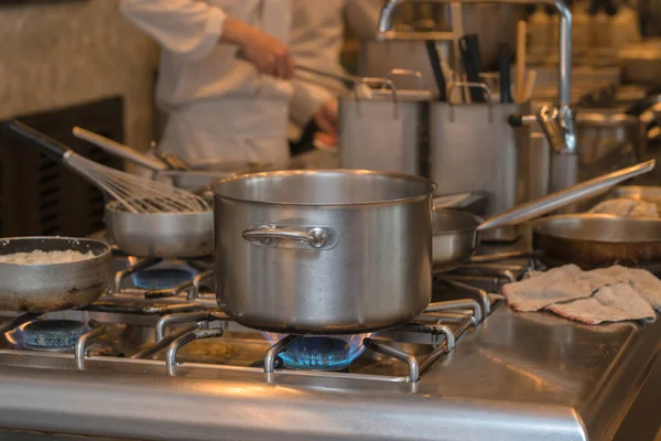 Cocina y ajetreados chefs de hotel — Foto de Stock