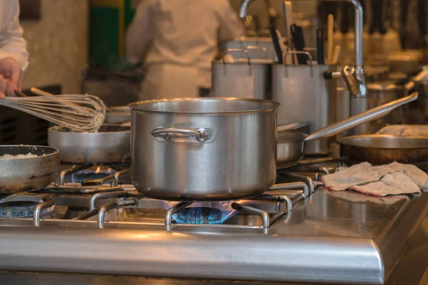 Cocina y ajetreados chefs de hotel — Foto de Stock