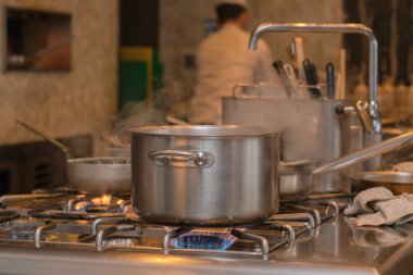 Dampf am Topf in der Küche