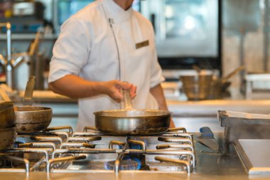 Şef ile mutfakta tavada pişirme