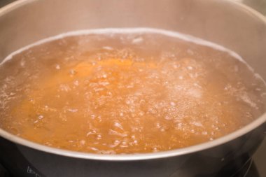 Yemek pişirmek ya da yemek öncesi bir sembolü olarak bir mutfak tencerede kaynayan çorba