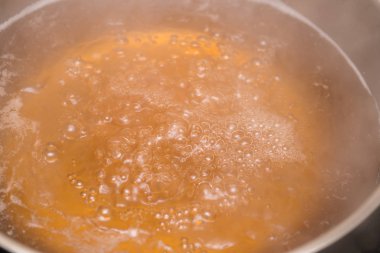 Tencerenin üstünde buhar.