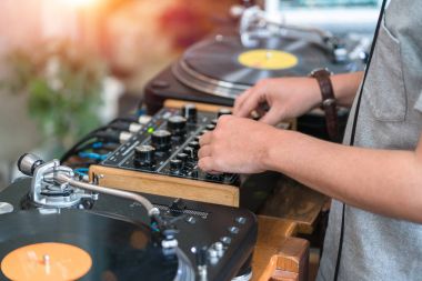 DJ hip hop partide müzik çal. Pikap vinil plak çalar, ana