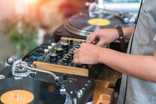 Dj reproducir música en la fiesta de hip hop. Giradiscos vinilo tocadiscos, ana — Foto de Stock