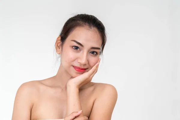 Wanita cantik peduli untuk wajah kulit - berpose di studio isola — Stok Foto