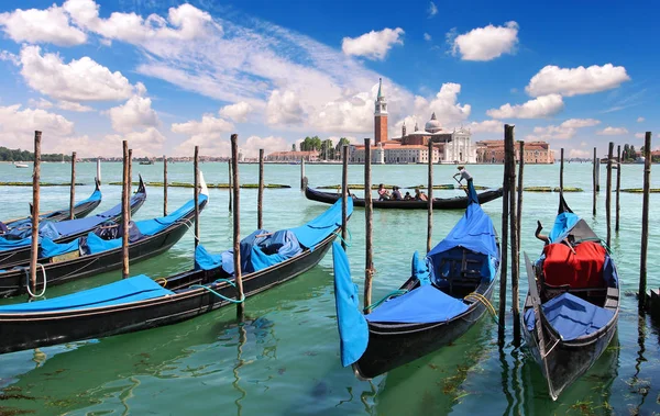 Gondol, büyük kanal ve San Giorgio Maggiore Kilisesi — Stok fotoğraf