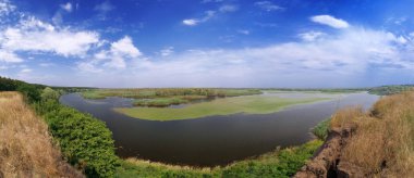 Yaz manzara. Nehir ve pitoresk gökyüzü.