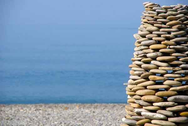 Пирамида камней на морском фоне — стоковое фото