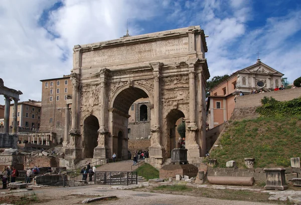Arco do Triunfo na praça do antigo Fórum em Roma — Fotografia de Stock