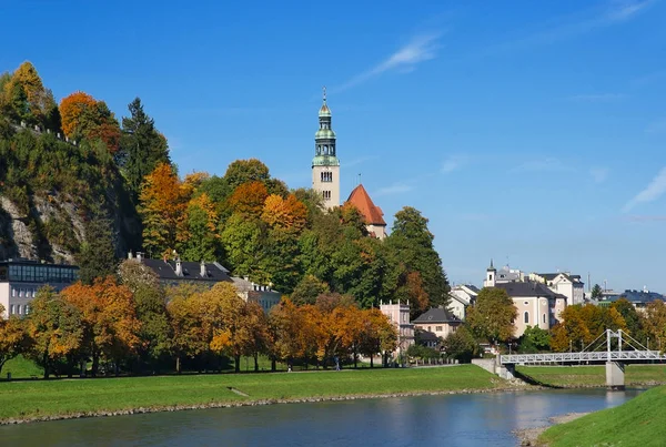 A táj, kilátással a folyóra és a hídra. Salzburg. Aust — Stock Fotó