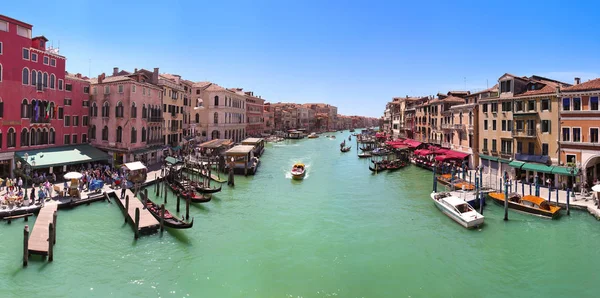 Rialto Köprüsü'nden büyük kanal manzarası. Venedik — Stok fotoğraf
